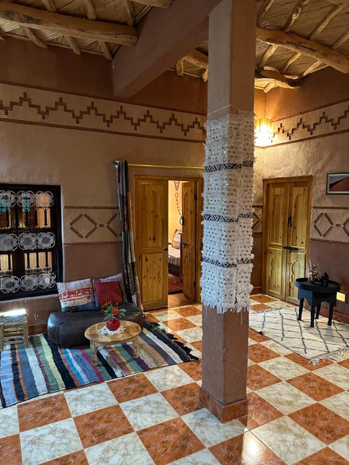 Maison D'Hotes Izza Kelaat-M'Gouna Buitenkant foto